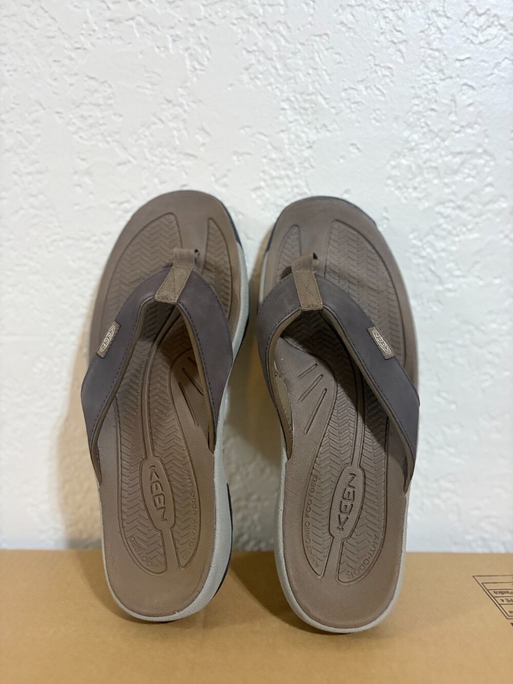 KEEN Men's Kona Flip Flop Sandals Size 9.5 Java Dark Earth Leather Open Box